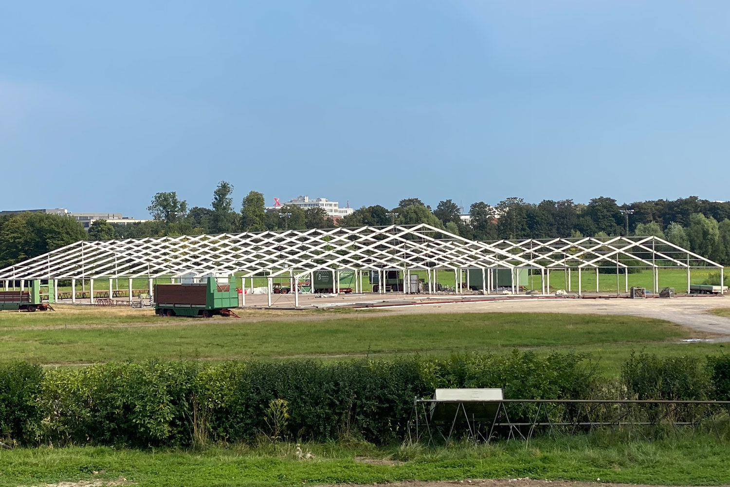 Das Festzelt des Neusser Bürger-Schützenfestes wird 2026 für die gesamte Landesgartenschau von April bis Oktober aufgebaut bleiben.