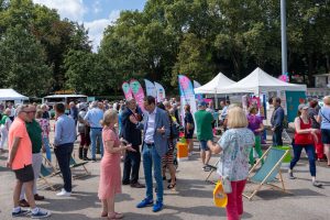 Reger Austausch und im Kontakt mit dem neuen Park und seinen Nutzungen - das war das Parksommerfest. | Foto: Stadt Neuss