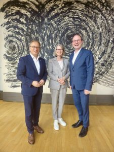 Zu Gast im NRW-Landtag: Bürgermeister Reiner Breuer, Annette Nothnagel, Geschäftsführerin der Landesgartenschau Neuss 2026 GmbH und Christoph Hölters, Beigeordneter für Planen und Bauen sowie Geschäftsführer der Landesgartenschau Neuss GmbH . | Foto: Stadt Neuss