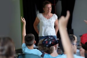 Bernadette Schnatmann, LAGA GmbH, im Gespräch mit den Kindern.