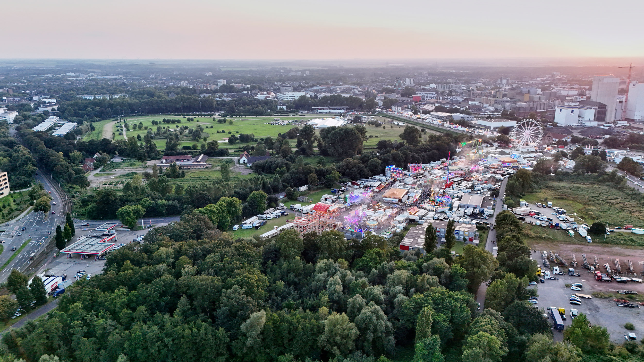 Blick von oben: Das Gelände des Rennbahnparks mit dem Schützenfest-Zelt in der Kulisse der Neusser Kirmes. | Foto: Thomas Mayer Archive