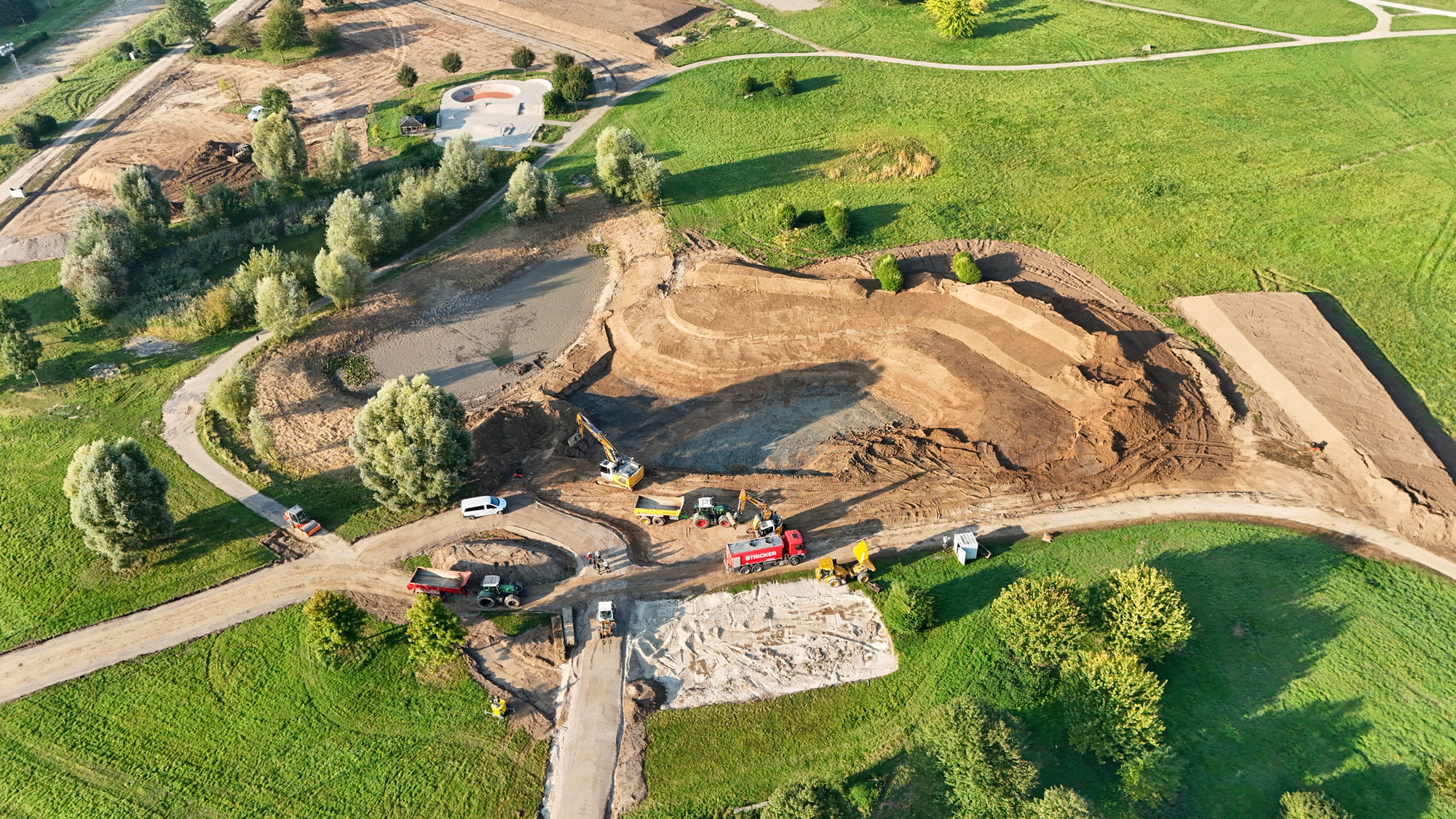 Im Rahmen der Parkgestaltung zur Landesgartenschau Neuss 2026 wird der kleinere der beiden bestehenden Teiche (ca. 1.725 qm) rückgebaut und der größere Teich (ca. 2.865 qm) auf die doppelte Größe der Wasserfläche (ca. 5.625 qm) erweitert. | Foto: Thomas Mayer Archive