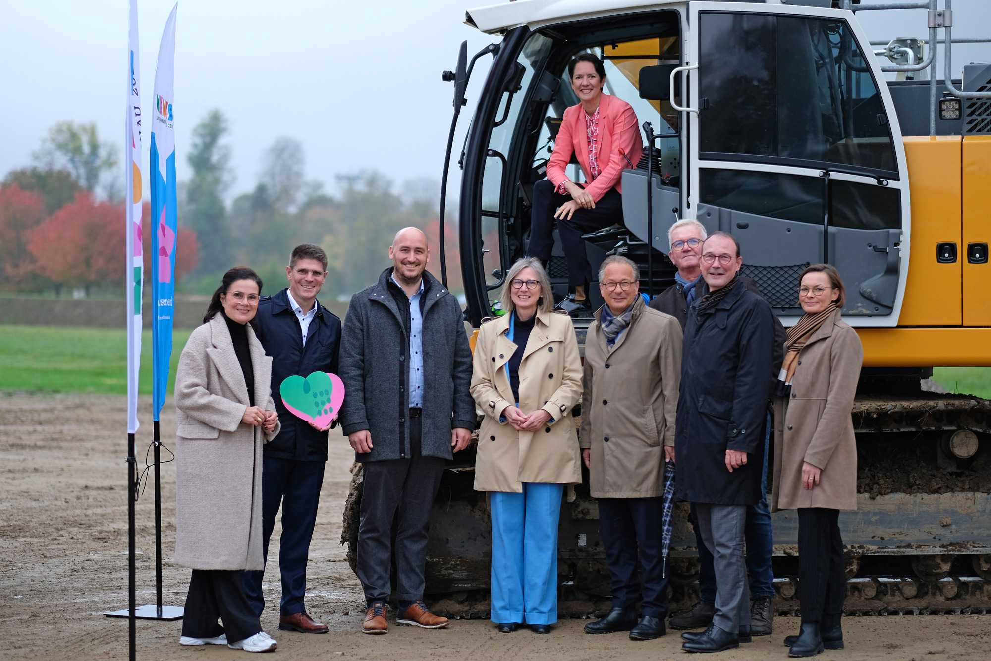 V.l.n.r. Sandra Maria Breuer, Marcus Longerich, Co-Vorstände Grünes Herz Neuss; Jan Sommer, Annette Nothnagel, Geschäftsführung LAGA GmbH, Reiner Breuer, Bürgermeister der Stadt Neuss u. Aufsichtsratsvorsitzender LAGA GmbH; Hans-Christian Eckhardt, Präsidium VGL NRW, Christoph Hölters, Geschäftsführung LAGA GmbH / Beigeordneter für Planung u. Mobilität Stadt Neuss; Christin Haack, Geschäftsführerin LAGL NW e.V. | Foto: genausowars fotobooks