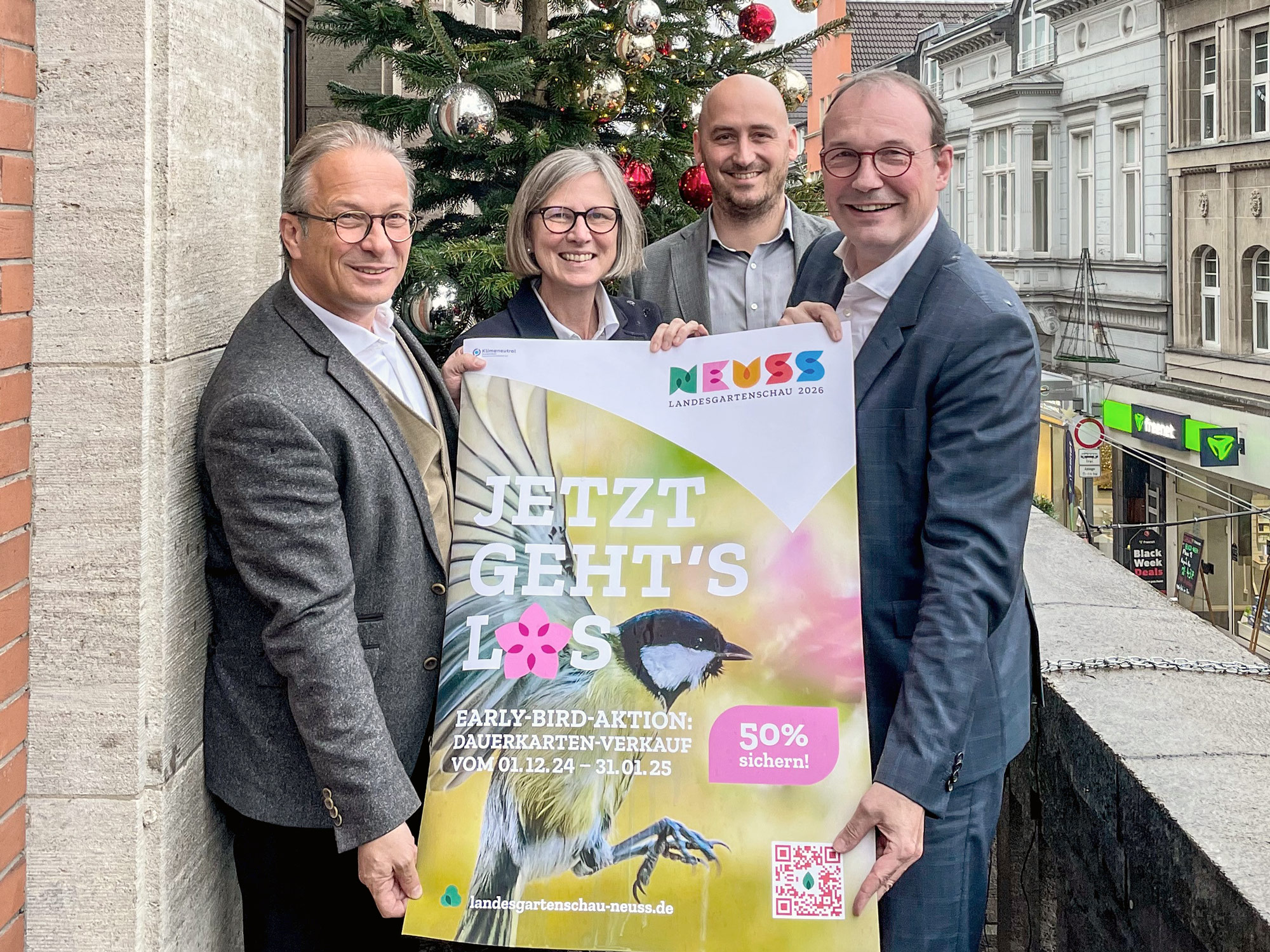 Über den Start des Early Bird-Dauerkartenverkaufs freuen sich Reiner Breuer, Annette Nothnagel, Jan Sommer und Christoph Hölters (v.l.n.r.). | Foto: Stadt Neuss