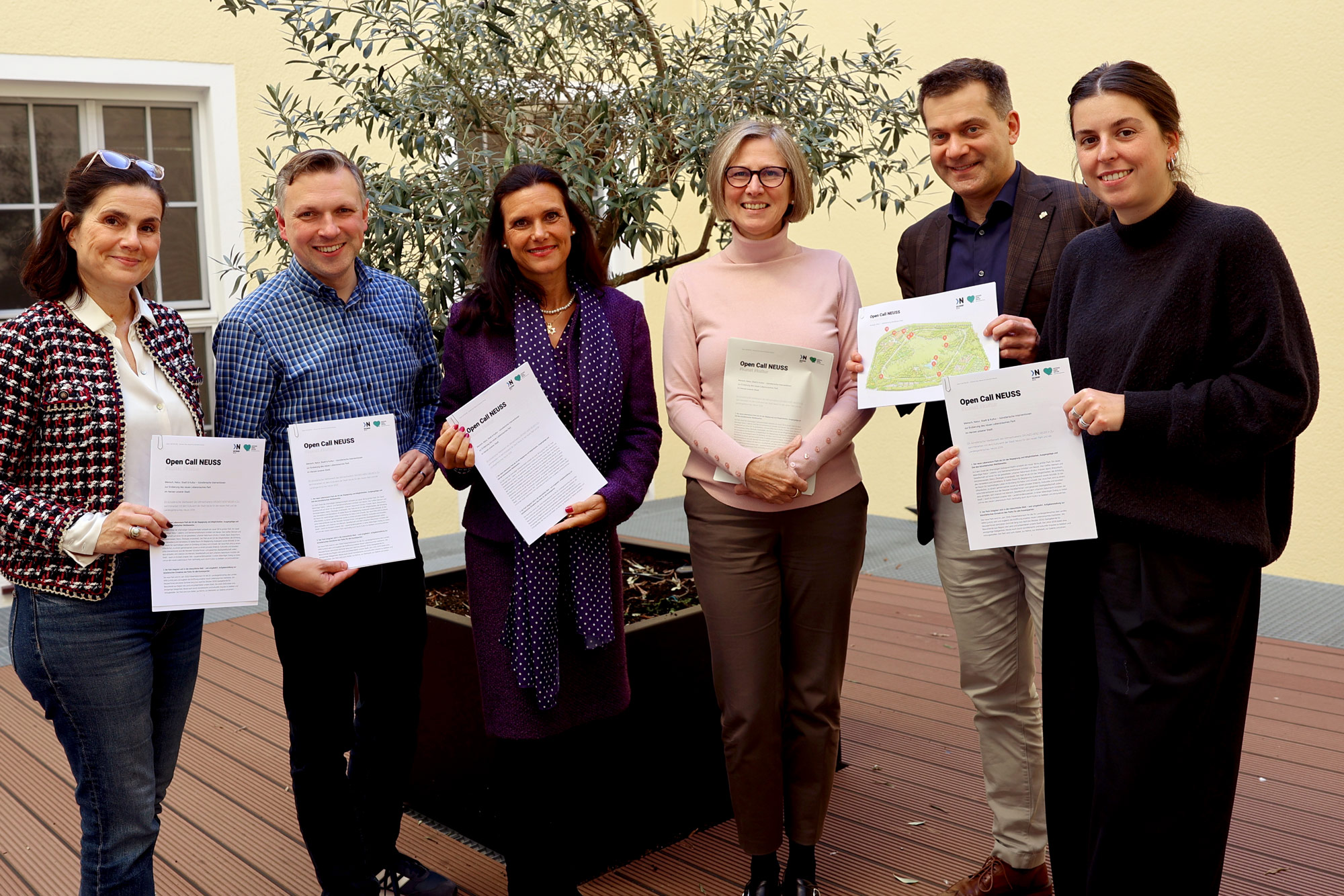 Stellen das Programm vor: Sandra Maria Breuer, Vorsitzende „Grünes Herz – Bürgerpark Neuss e.V.“; Michael Ziege, Vorsitzender Kulturausschuss und Vorstandsmitglied „Grünes Herz – Bürgerpark Neuss e. V.; Ursula Platen, Beigeordnete für Schule, Bildung und Kultur; Annette Nothnagel, Geschäftsführerin der Landesgartenschau 2026; Dr. Benjamin Reissenberger und Sopie Koning, Kulturamt der Stadt Neuss | Foto: Stadt Neuss