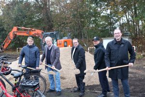 © Stadt Neuss; v.l.n.r. Marcus Ostsieker, Bauleiter Tiefbaumanagement für den Radschnellweg; Dipl.-Ing. Wolf-Dietrich Spelsberg, Geschäftsführer Unternehmensgruppe Dohrmann; Oliver Krischer, Minister für Umwelt, Naturschutz und Verkehr des Landes Nordrhein-Westfalen; Reiner Breuer, Bürgermeister der Stadt Neuss; Christoph Hölters, Beigeordneter Planung und Mobilität der Stadt Neuss | Foto: Stadt Neuss