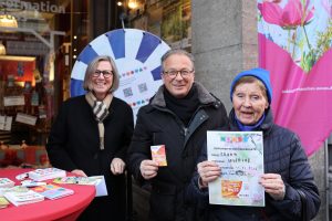 LAGA-Geschäftsführerin Annette Nothnagel und Bürgermeister Reiner Breuer freuen sich mit der glücklichen Gewinnerin Josefine Fromm. | Foto:Stadt Neuss