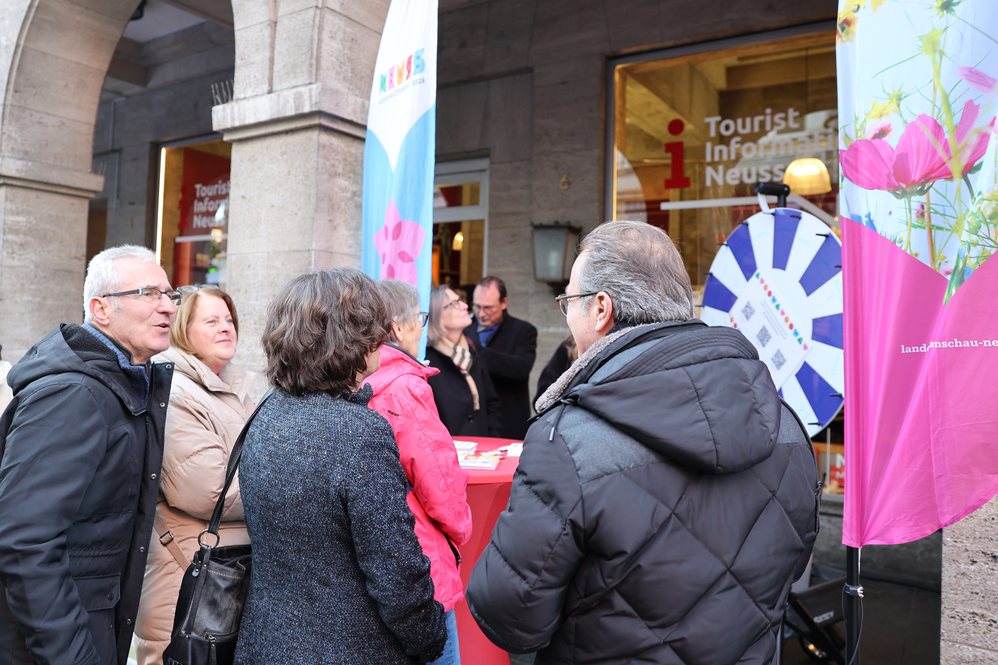 Viele Menschen nutzten die Möglichkeit, direkt am 1. Dezember in der Tourist Information eine der ersten Dauerkarten für die Landesgartenschau zum günstigen Vorverkaufspreis zu erwerben. | Foto: Stadt Neuss