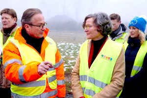 Bürgermeister Reiner Breuer und Ministerin Ina Scharrenbach im Gespräch. 